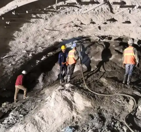 福绵拱顶带模注浆料的施工流程及注意事项